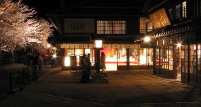 1200px-Cherry_blossoms_with_Isuzu-Chaya_and_Akafuku_store_at_Night